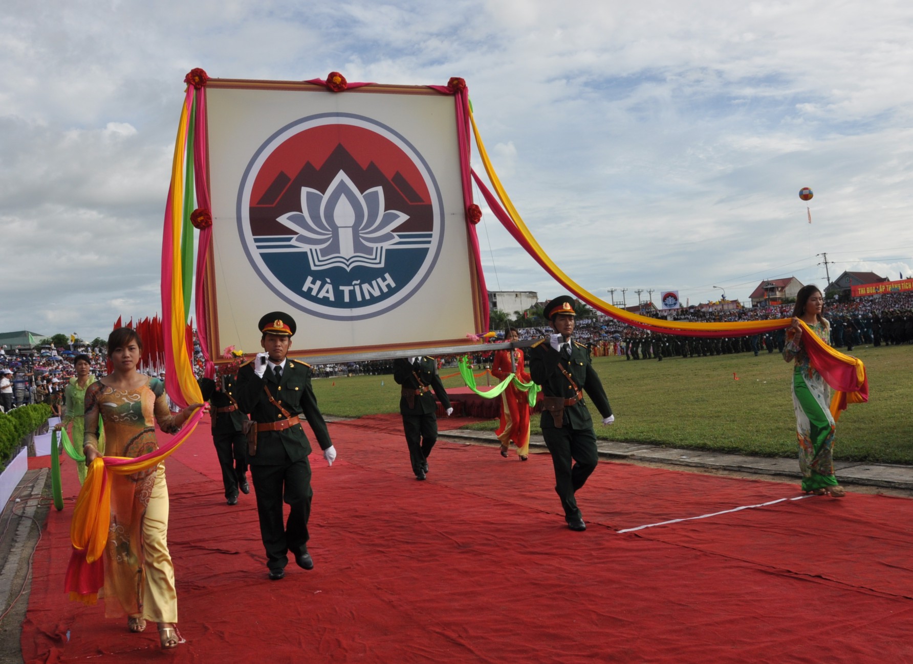 Diễu hành cùng Logo Hà Tĩnh